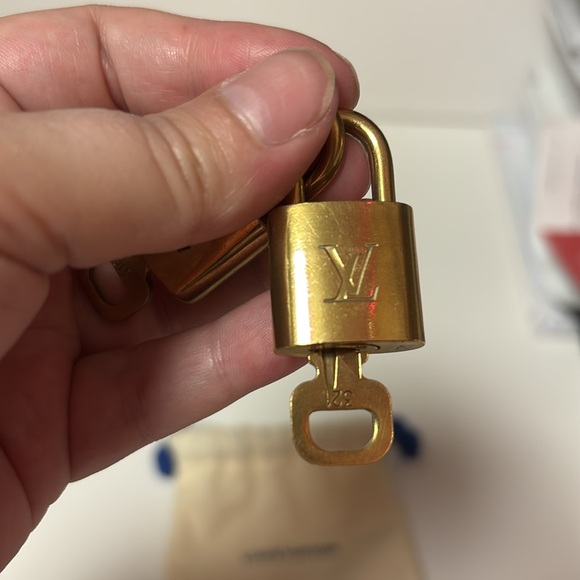 SET OF 2 AUTHENTIC LOUIS VUITTON GOLD TONED LOCK & KEY - Picture 5 of 6